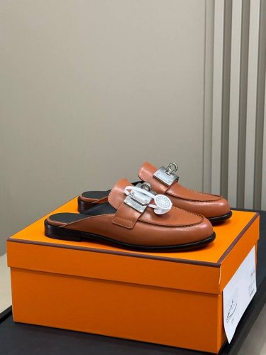 代购版 Hermes 爱马仕25年最新款 Kelly 宽扣穆勒拖鞋， 一眼相中这个设计，宽宽的银Kelly扣，一种潮酷潮酷的感觉，平常也很百搭，对比Kelly窄