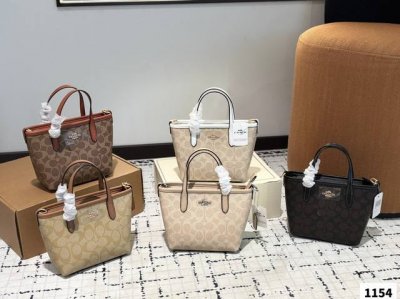 Coach 呀！这么可爱的 City小托特包 蔻驰九月新品来小托特包啦！ City 系列迷你号！！好乖好乖 尺寸16 16Cm