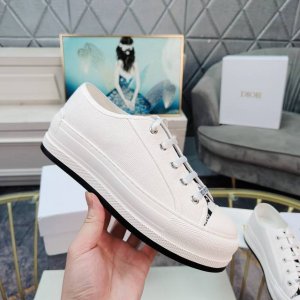 Dior迪奥 Walk'N系列 老花 刺绣 厚底帆布鞋 休闲运动鞋 原版购入开发 这款 Walk'N'Dior 厚底运动鞋是一款时尚单品，提升该系列的格调。Ob