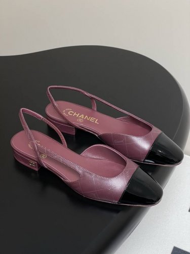 Logo滴胶 25Fw新款Chanel小香最新滴胶后空Sling-Back凉鞋平底 粗跟 sling-Back于1957年问世,之后Two-Tone设计成为Ch