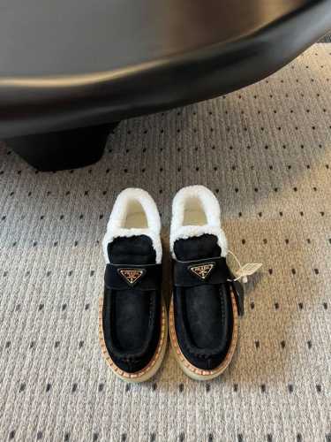 代购级版本 PRAD*A 24FW普拉达 厚底休闲羊毛深口短靴 毛毛鞋 这款运动鞋延续经久不衰的轮廓， 是新款经典单品 采用麂皮 精心制作， 提升格调 款式轻盈