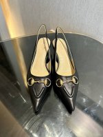 2024 G家新款gucc马衔扣浅口凉鞋尖头，松紧绑带和猫跟相辅相成，造就舒服贴合的版型设计 ，后系带浅口鞋倾注设计精髓。 鞋面：进口高档g G帆布 内里 垫脚