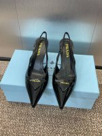 工厂p价p prada 2025 春夏走秀新款高跟尖头后空女鞋 普拉达标志性字母Logo三角标徽章扣果冻色细跟拼色凉鞋 材质:鞋面进口牛漆皮+水染羊皮内里+意大