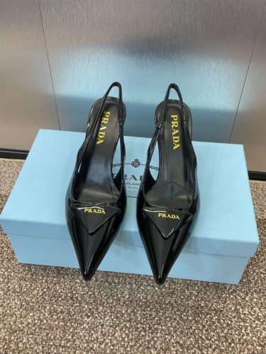 工厂p价p prada 2025 春夏走秀新款高跟尖头后空女鞋 普拉达标志性字母Logo三角标徽章扣果冻色细跟拼色凉鞋 材质:鞋面进口牛漆皮+水染羊皮内里+意大