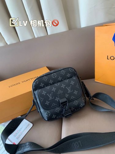 配礼盒. 男生必入超经典Lv 相机包测评 又是一期Louis Vuitton男包推荐真的很精彩 很多男包除了男生喜欢 经典又耐看尺寸：19*20