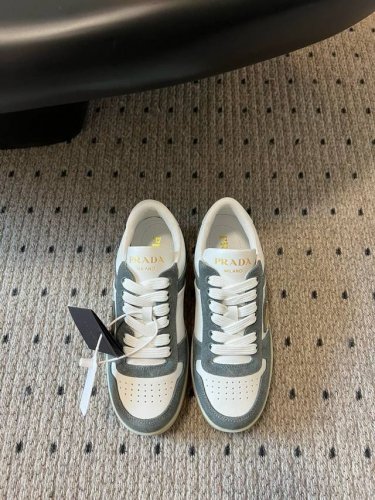prad* 25ss p家25春夏厚底小白鞋 德训风格 麂皮和光面皮拼接撞色，细节感跟好 三角标点缀，简单高级！关键上脚超显腿长，轻松拉长腿部显腿！码数：35