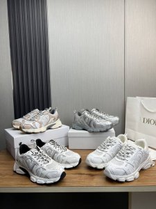 工厂价 Dior Chrono 迪奥情侣爆款热卖 原版开发全新tpu吸膜超轻极软组合大底. 运动风格 运动鞋..老爹鞋. 上脚超美超赞..各路明星网红纷纷上脚.