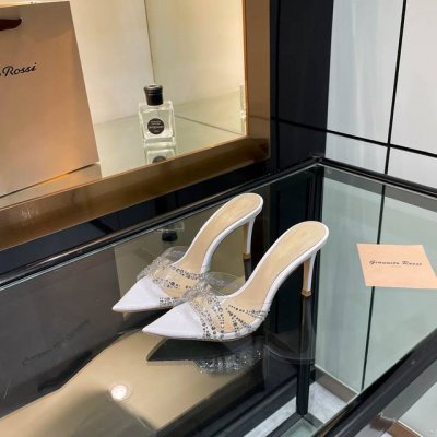 gianvito rossi 2025新款拖鞋原版开发顶级版本代购品质这双尖头高跟漆皮胶片烫施华洛奇钻拖鞋，简直是奢华与时尚的完美结晶！尖头设计优雅至极，尽显女