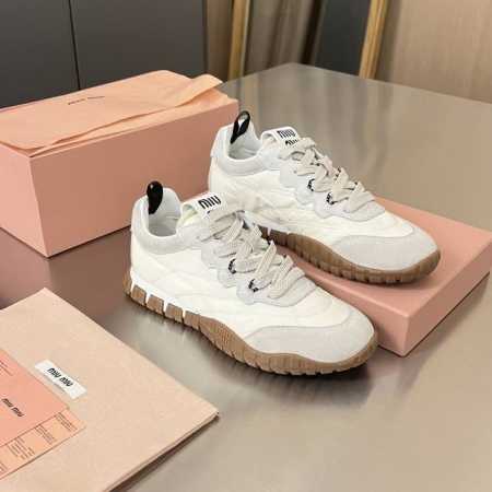 出厂价： MiuMiu 缪缪2025春夏新款德训鞋火火来袭上脚舒适度拉满 好看好穿又轻便 随意搭配 筒约又高级，大胆前卫的设计，Miu Miu风格融于此款厚底帆 - 点击图像关闭