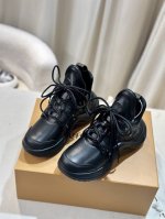 卢家秋冬新品上市 LOUIS VUITTON 超级好搭瘦腿神器弓底设计活力十足，上脚舒适优雅 面料：牛皮面料 内里高档牛皮里 柔软舒适 透气 垫脚：高弹乳胶垫脚