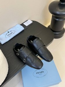 Prada 25ss 普拉达走秀款复古 双扣 半拖鞋单鞋 乐福鞋爆款！走秀款 复古感时髦满满 随意百搭 时尚休闲 独到味道人人都爱也轻松驾驭 每年都会爆.足以征