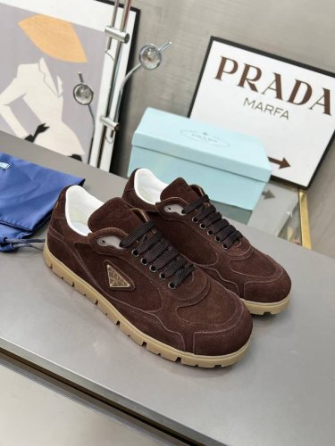 工厂价： 上新了 情侣款 Prada 普拉达2024Ss 秋冬新款德训鞋 休闲鞋官网1.1复制 这款牛筋底上脚非常舒适，今年非常火爆， 面料：鞋面进口麂皮 羊皮
