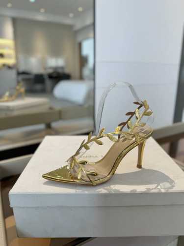 价格P： Gianvito Rossi 2025新款凉鞋 顶级版本 代购品质 这双尖头高跟漆皮树叶装饰女鞋，简直是我的心头爱！尖头的造型精致又时尚，尽显女性魅力