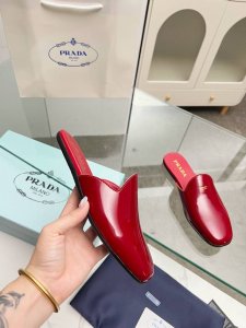 prad* 25Ss 普拉达走秀款复古半拖 爆款！走秀款 复古感时髦满满 随意百搭 时尚休闲 独到味道，人人都爱也轻松驾驭 每年都会爆.足以征服你，穿上它，休闲