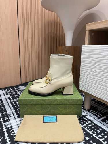 25Ss新款Gucci马衔扣粗跟弹力短靴 这款靴子以精致的弹力皮革匠心打造，缀饰经典马衔扣配件。历史悠久的品牌标识融蕴品牌内涵，优雅诠释长靴的简约风尚和精湛工艺