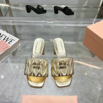 miumiu2025Ss春夏新款高跟底小羊皮凉鞋拖鞋 顶级版本 zp开发 原版拆卸 对版菱格纹 秒杀市面普通版本 Miumiu真的太少女啦 小羊皮超级软糯 舒适