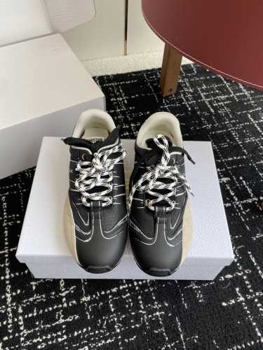 东莞代购级 官网同步盒包装 dior D-Sketch 运动鞋于迪奥 25Ss 春夏成衣系列发布秀精彩亮相 彰显经典的复古美学 采用白色尼龙和牛皮革精心制作 饰