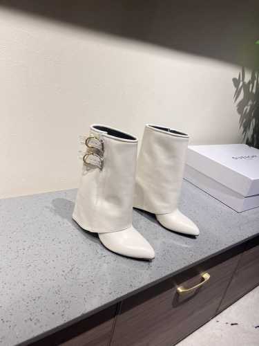 GIVENCHY纪梵希新款金属扣长靴 风靡时尚圈的裤腿靴，非纪梵希莫属 经典版型一再升级 原版1:1开发，腿部饰有皮革束带 搭配金属扣侧面饰有银色和金色饰面 不