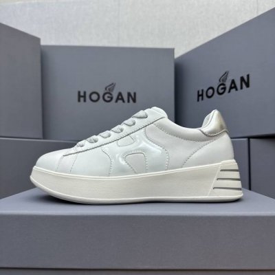 hogan 三杠系列 赵露思同款哟，灵动演绎～ 跟随清新成都姑娘的轻快步伐，寻觅精彩吧！ 简约率性、恬静美好！ 经过半年时间打磨，定制面料，鞋带，哑光爆裂H的皮