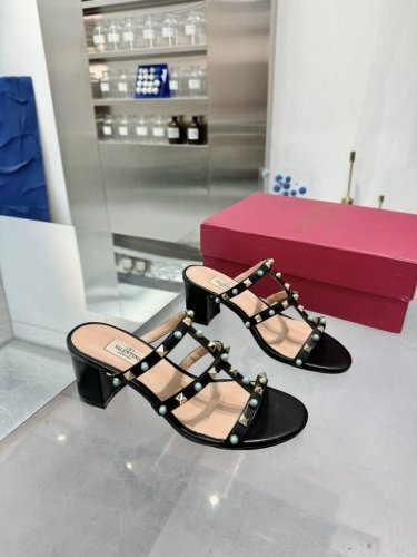 工厂P皮底 橡胶底 华伦天奴新款新品 经典 小铆钉五金配件工艺衬托出满满的高级感，新一季不负期待！ 值得入手★绝对的上档次原版1：I制作， 经典独特优雅风格 创