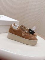 最高版 Prada普拉达 25新款 厚底 休闲运动鞋 这款运动鞋延续经久不衰的轮廓，是新款经典单品。采用皮革精心制作， 提升格调。款式轻盈，搭配三角扣标志加5C