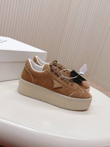 最高版 Prada普拉达 25新款 厚底 休闲运动鞋 这款运动鞋延续经久不衰的轮廓，是新款经典单品。采用皮革精心制作， 提升格调。款式轻盈，搭配三角扣标志加5C