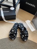 chanel 早春新款交叉拖鞋 这一季的胖墩墩拖鞋又来啦 隐形增高 鞋子很轻不累脚！ 鞋面绵羊皮非常柔软 内里羊皮 码数:35-40 40定制不退换