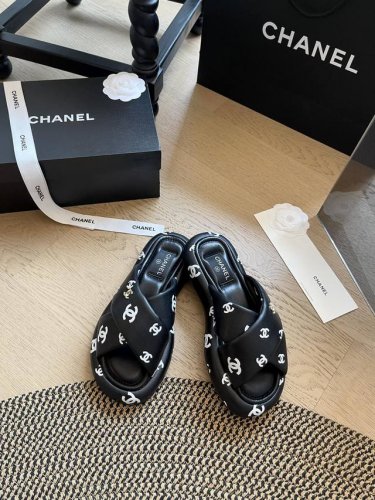 chanel 早春新款交叉拖鞋 这一季的胖墩墩拖鞋又来啦 隐形增高 鞋子很轻不累脚！ 鞋面绵羊皮非常柔软 内里羊皮 码数:35-40 40定制不退换