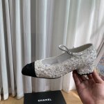 顶级版本 Chanel』 S 鞋子讲究的是轻盈、舒适和大方优雅而纯色的简约款式稍加用心就能有耐人寻味的高级质感天鹅绒细腻柔软的绒面营造的是优雅从容华丽且有内涵的