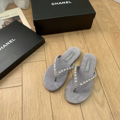 chanel Thongs是25C春夏 秀场夹脚人字拖 夏天的人字拖莫名让人感到自由 带上镶嵌了双C水晶珍珠标志 太精致了 也太好看了吧 上脚超秀气显白！ 鞋面