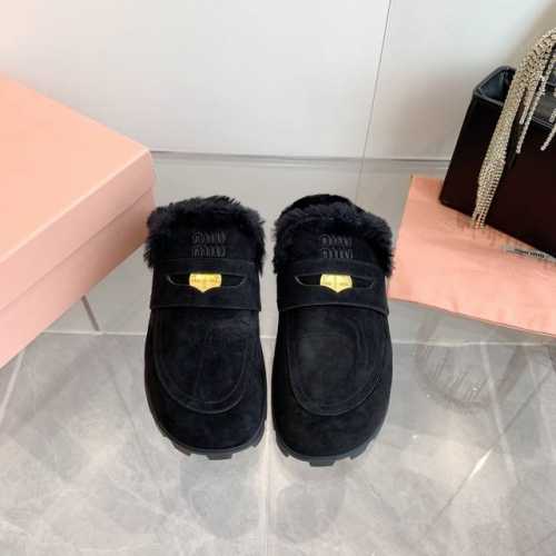 MiuMiu秋冬新品羊毛半拖 ！进口蓬松柔软组合羊毛 独特慵懒个性风格！上脚百搭暖底.女士们的最爱.很棒的适合度. 原版开发 全套包装 鞋面：牛京.羊毛内里.原