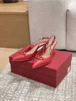 工厂p价p 顶级版本 代购品质 原版开发 Valention 华伦天奴穆勒拖鞋 V家小铆钉尖头高跟凉拖鞋 Vt专柜最新Vlogo系列 重工打造经典高跟鞋 顶级版