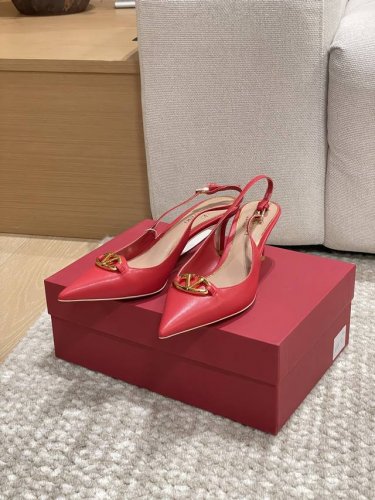工厂p价p 顶级版本 代购品质 原版开发 Valention 华伦天奴穆勒拖鞋 V家小铆钉尖头高跟凉拖鞋 Vt专柜最新Vlogo系列 重工打造经典高跟鞋 顶级版