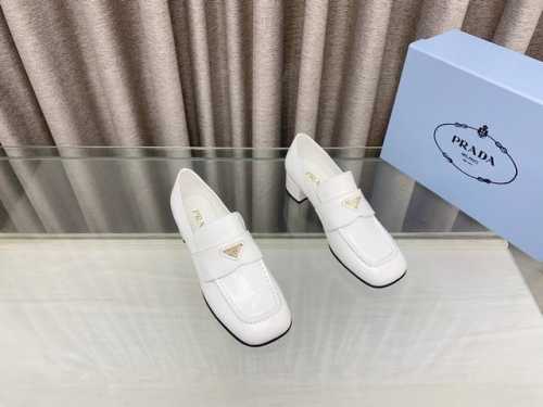 顶级版本Prada 普拉达2025ss 春夏季新款 Saint-Tropez 系列休闲鞋经典三角标中性乐福鞋新晋爆款~这款经典羊绒乐福鞋的鞋面呈箍缩接缝设计。正