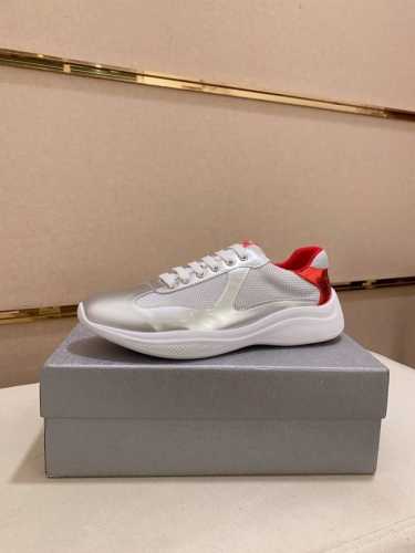 工厂价 元 情侣款普拉达 PRADA 新款男士休闲运动鞋，高端品质 TW定制双层透气网布进口头层小牛镜面漆皮 鞋垫是小牛皮 冲孔设计 透气舒适 原厂真空PU吸塑