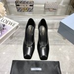冲量价: ，25年新款上市走秀明星新品时尚潮流 Prada 普拉达 方头高跟方跟粗跟凉鞋后空单鞋。鞋面采用进口牛漆皮，内里垫脚为进口羊皮，意大利注塑真皮大底。跟