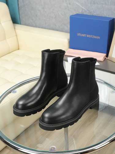 STUART WEITZMAN简称SW 2024秋冬新品，焕新演绎了经典切尔西靴。休闲的廓形设计搭配奢华这一组合既迷人又随性；再加上弹力莱卡设计和舒适的平底使得