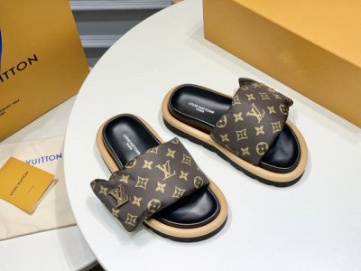 l驴家 年新款联名限定款Zui火凉拖鞋颜值担当夏日必备上脚效果太了 材质：对版鹅绒毛填充，牛皮内里 大底：高密度耐磨发泡大底 码数：35-40# 41#可订做不