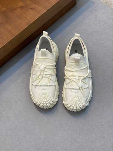Armani* 顶级P: 码数：39-44 38.45定做 Arman* 阿玛尼。新品奢潮运动鞋，动感外观，简约造型、头层小牛皮拼接透气网面材质打造，透气舒适，
