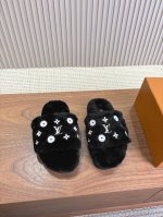 厚底版本Louis vuitton 新款羊毛拖鞋细柔软羊毛LV毛拖 頂级品质纯皮毛一体直毛打造！超温暖的感觉，穿上仿佛踩在云朵上LV经典老花装饰，精致高级！手工