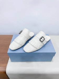 PRADA普拉达春夏走秀款复古布洛克半拖单鞋走秀款 复古感时髦满满 随意百搭 时尚休闲 独到味道 人人都爱也轻松驾驭 每年都会爆.足以征服你，穿上它，休闲时髦