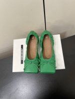 Jacquemus25春夏新款方头鞋蝴蝶结半拖 单鞋！ 方头设计真的好时髦！牛仔裤 小裙子搭配不在话下！可可爱爱没有脑袋 四方方的 时髦精必入的一款！ 流行的方