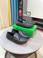 出厂价P 超舒服软底Bv编织豆豆鞋 时尚爆款 Bv 男士休闲鞋鞋面优质牛皮，鞋面编织牛皮配金属扣装饰，完美版型，极富个性与时尚韵味，真皮内里垫脚柔韧轻便大底，时