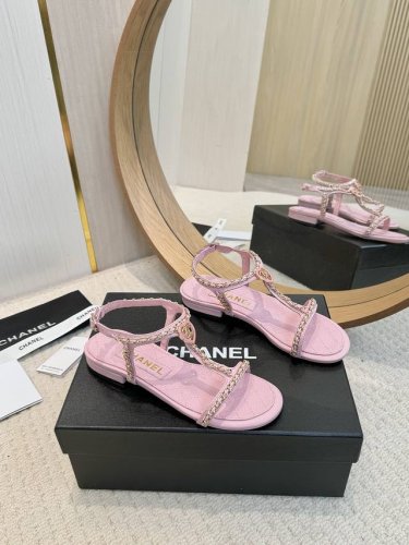 工厂批 Chanel香奈儿 2025春款 专柜顶级链条爱凉鞋这款经典设计；不平凡的爱拥入了多种配色元素 多元化混搭非常好看百搭，上脚非常轻巧 舒适超级秀气优雅的