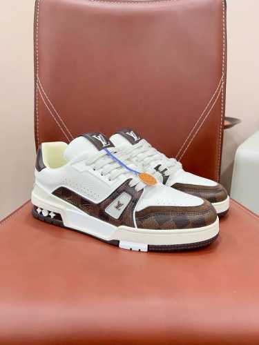 冲量价: 已认证 路易威LVTRAINE 运动鞋Virgil Abloh 马卡龙系列从复古篮球鞋汲取灵感，打造备受青睐的LVTraine运动鞋。此款鞋履为粒面牛