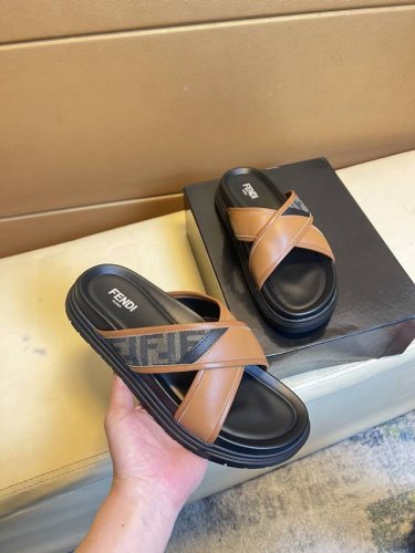 芬迪 顶级代购爆款男士拖鞋鞋 专柜同步 鞋面意大利进口小牛皮，鞋底：原厂特供原版底，独家活动成型底超级舒适，原厂跟单货，高品质，可随意进出专柜，欢迎对比，码数