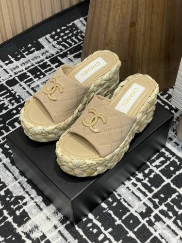 25Fw春夏新款小香chane*五金双C扣草编麻绳厚底坡跟拖鞋防水台穿不腻的百搭凉拖 超经典五金字母扣 。9的厚底添砖加瓦 大长腿即视感轻松拿捏！休闲中带着精致