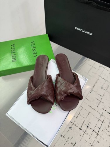 Bottega Venetabv Blink系列纽结编织饰带平底拖鞋 Ins 小红书巨多网红明星上身 真的太美了高级穿着又仙女 简约时髦又有设计感而且非常非常好