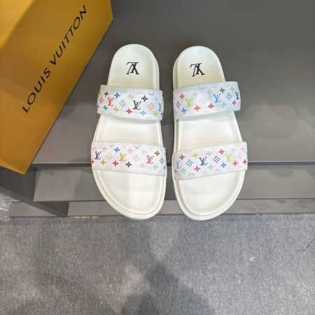 码数38-46 L.V 驴家高端男士夏季拖鞋， 经典老花系列，一字带宽松设计，别致的色彩拼接效果，个性鲜明，时尚潮流穿搭必备款式，轻盈舒适。轻质韧性橡胶内底，微 - 点击图像关闭