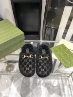 顶级品质 GUCCIss2024秋冬｜平底羊毛拖鞋新品 超舒适的 双带毛拖 简约随性 时髦有范， 慵懒又不乏高级感，最舒适的拖鞋没有之一 随意上脚都好看有型，绝